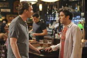 Als Marshall (Jason Segel, l.) von Ted (Josh Radnor, r.) erfährt, dass Stella noch nie "Star Wars" gesehen hat ist er völlig fertig. Als sie beiden sich daraufhin noch mal den Film ansehen, wird auch Ted klar, dass dies ein wichtiger Aspekt in seinem Leben ist ... Als Marshall (Jason Segel, l.) von Ted (Josh Radnor, r.) erfährt, dass Stella noch nie "Star Wars" gesehen hat ist er völlig fertig. Als sie beiden sich daraufhin noch mal den Film ansehen, wird auch Ted klar, dass dies ein wichtiger Aspekt in seinem Leben ist ...