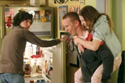 Axl (Charlie McDermott, l.) ist absolut genervt von seiner Schwester Sue (Eden Sher, r.) und ihrem neuen Freund Darrin (John Gammon, M.), an dem sie offenbar festklebt ...