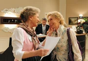 Hildegard (Antje Hagen, l.) und Viola (Wookie Mayer, r.) begr&uuml;&szlig;en sich herzlich (im Hintergrund: Michele Oliveri).