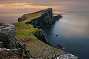 schottland, gro&szlig;britannien, england, isle of skye, neist point, meer, highlands, natur, landschaft, vereinigtes k&ouml;nigreich, europa, h&uuml;gel, wasser, gr&uuml;n, weide, wiese, leuchtturm, steilk&uuml;ste