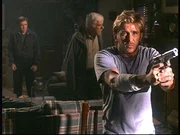Jesse (Charlie Schlatter, r.), der v&ouml;llig verwirrt ist, wei&szlig; nicht mehr, wem er trauen soll: Mark (Dick Van Dyke, M.) oder dem Schattenmann (Walter Koenig, l.).