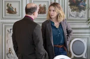 Marie (L&eacute;a Drucker) m&ouml;chte Informationen &uuml;ber die Geiselnahme vom neuen Au&szlig;enminister Gresson (Lionel Laget) bekommen. Doch dieser r&uuml;ckt nichts heraus.