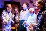 v.li.: Helmut Bohatsch (Franz Wolfahrt), Joseph Prammer (Peter Sagebiel), Rainer Doppler (Gustl Lederer), Ullah Sefat (Anupam Puri), Johannes Franke (Thorsten Wehrmann). v.li.: Helmut Bohatsch (Franz Wolfahrt), Joseph Prammer (Peter Sagebiel), Rainer Doppler (Gustl Lederer), Ullah Sefat (Anupam Puri), Johannes Franke (Thorsten Wehrmann).