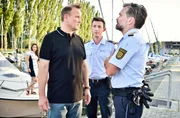 Pirmin Spitznagel (Simon Werdelis, M.) und Andreas Rambach (Ole Puppe, r.) setzen Andreas Holler (Thomas Douglas, l.), den Vorsitzenden des Segelclubs, unter Druck.