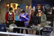 Die Freunde Leonard (Johnny Galecki, r.), Sheldon (Jim Parsons, 2.v.l.), Raj (Kunal Nayyar, l.) und Howard (Simon Helberg, 3.v.l.) wollen ein Laser-Experiment durchführen. Als Leonard Penny (Kaley Cuoco, 3.v.r.) dazuholen will, lernt er gleich ihren neuen Freund Zack (Brian Smith, 2.v.r.) kennen ... Die Freunde Leonard (Johnny Galecki, r.), Sheldon (Jim Parsons, 2.v.l.), Raj (Kunal Nayyar, l.) und Howard (Simon Helberg, 3.v.l.) wollen ein Laser-Experiment durchführen. Als Leonard Penny (Kaley Cuoco, 3.v.r.) dazuholen will, lernt er gleich ihren neuen Freund Zack (Brian Smith, 2.v.r.) kennen ...