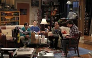 Koothrappali, Sheldon und Leonard sind begeistert von dem Roboterarm, den Howard konstruiert hat. Koothrappali, Sheldon und Leonard sind begeistert von dem Roboterarm, den Howard konstruiert hat.