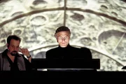 Der Verantwortliche der Truman Show ist Christof (Ed Harris, r.), Erfinder, Produzent und Regisseur. Alle Darsteller sind Schauspieler, nur der Star glaubt, am wirklichen Leben teilzunehmen ...