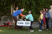 Nachdem sich die Katzen von Sheldon (Jim Parsons, 2.v.l.) schlagartig vermehrt haben, müssen er und Amy (Mayim Bialik, l.) sich von den Tieren trennen. Nachdem sich die Katzen von Sheldon (Jim Parsons, 2.v.l.) schlagartig vermehrt haben, müssen er und Amy (Mayim Bialik, l.) sich von den Tieren trennen.