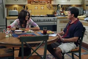 Machen sich Sorgen um Alan: Chelsea (Jennifer Taylor, l.) und Charlie (Charlie Sheen, r.) ... Machen sich Sorgen um Alan: Chelsea (Jennifer Taylor, l.) und Charlie (Charlie Sheen, r.) ...
