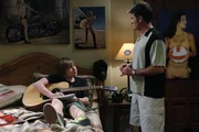 Jake (Angus T. Jones, l.) will seine vergraulte Freundin Celeste zurück haben und komponiert einen Liebessong für sie. Auch diesmal steht ihm Onkel Charlie (Charlie Sheen, r.) mit Rat und Tat zur Seite. Jake (Angus T. Jones, l.) will seine vergraulte Freundin Celeste zurück haben und komponiert einen Liebessong für sie. Auch diesmal steht ihm Onkel Charlie (Charlie Sheen, r.) mit Rat und Tat zur Seite.