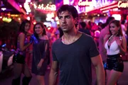 Eigentlich hatte Zeki (Elyas M'Barek) gehofft, mit den Diamanten aus seinem letzten Raub endlich die Lehrerstelle k&uuml;ndigen zu k&ouml;nnen, doch dann gibt Lisi ausgerechnet das Pl&uuml;schtier, in dem er die Beute versteckt hat, f&uuml;r eine Spende her ...