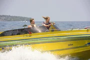 Als Danger (Max von der Groeben, l.) und Chantal (Jella Haase, r.) erfahren, warum ihr Lehrer wirklich mit ihnen nach Thailand geflogen ist, sind sie sauer und versuchen, mit den gefundenen Diamanten abzuhauen ...