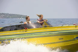 Als Danger (Max von der Groeben, l.) und Chantal (Jella Haase, r.) erfahren, warum ihr Lehrer wirklich mit ihnen nach Thailand geflogen ist, sind sie sauer und versuchen, mit den gefundenen Diamanten abzuhauen ...