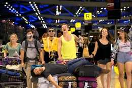 Sind noch begeistert von der Exkursion nach Thailand: (v.l.n.r.) Laura (Lena Klenke), Etienne (Lucas Reiber), Burak (Aram Arami), Danger (Max von der Groeben), Zeynap (Gizem Emre), Chantal (Jella Haase) und Lehrer Zeki (Elyas M'Barek, liegend) ...