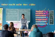 Um die Chancen auf F&ouml;rdergelder zu erh&ouml;hen, will Direktorin Gerster einige Sch&uuml;ler auf Klassenfahrt ins Ausland schicken. Das kommt Zeki (Elyas M'Barek) au&szlig;erordentlich gelegen, denn seine Freundin hat ausgerechnet das Pl&uuml;schtier, indem Zeki einige Diamanten versteckt hielt, nach Thailand gespendet ...
