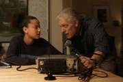 Mia Evans (Ashley Aufderheide, l.); Ed (Clancy Brown, r.) Mia Evans (Ashley Aufderheide, l.); Ed (Clancy Brown, r.)