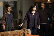 (v.l.n.r.) Mia Evans (Ashley Aufderheide); Jo Evans (Allison Tolman); Alex Evans (Donald Faison) (v.l.n.r.) Mia Evans (Ashley Aufderheide); Jo Evans (Allison Tolman); Alex Evans (Donald Faison)