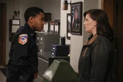 Officer Chris Minetto (Robert Bailey Jr., l.); Jo Evans (Allison Tolman, r.).
