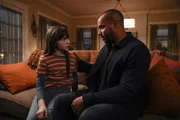 Piper (Alexa Swinton, l.); Alex Evans (Donald Faison, r.)