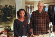 Mia Evans (Ashley Aufderheide, l.); Ed (Clancy Brown, r.)