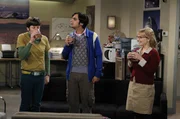 Raj (Kunal Nayyar, M.) möchte die Nacht in seinem Büro verbringen, da er mit einem ferngesteuerten Teleskop Planeten beobachten will. Howard (Simon Helberg, l.) und Bernadette (Melissa Rauch, r.) leisten ihm Gesellschaft, doch schon bald ist Raj von dem Pärchen völlig genervt ... Raj (Kunal Nayyar, M.) möchte die Nacht in seinem Büro verbringen, da er mit einem ferngesteuerten Teleskop Planeten beobachten will. Howard (Simon Helberg, l.) und Bernadette (Melissa Rauch, r.) leisten ihm Gesellschaft, doch schon bald ist Raj von dem Pärchen völlig genervt ...