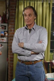 Leonard ist völlig überrascht, als Penny ihn vor ihrem Vater Wyatt (Keith Carradine) plötzlich küsst ... Leonard ist völlig überrascht, als Penny ihn vor ihrem Vater Wyatt (Keith Carradine) plötzlich küsst ...