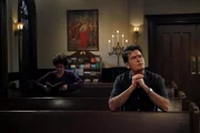 Als Chelsea endgültig zu ihrem Vater zieht, ist Charlie (Charlie Sheen, r.) sehr deprimiert. Nach einem missglückten Selbstmordversuch will er in einen Stripclub fahren - doch vorher macht er einen Abstecher in eine kleine Kirche und bittet Gott um Hilfe ... Als Chelsea endgültig zu ihrem Vater zieht, ist Charlie (Charlie Sheen, r.) sehr deprimiert. Nach einem missglückten Selbstmordversuch will er in einen Stripclub fahren - doch vorher macht er einen Abstecher in eine kleine Kirche und bittet Gott um Hilfe ...