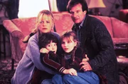 Sarah (Bonnie Hunt, l.), Alan (Robin Williams, r.) und die beiden Kinder Peter (Bradley Pierce, 2.v.l.) und Judy (Kirsten Dunst, 2.v.r.) sehen sich einer Horde wilder Tiere gegen&uuml;ber ...