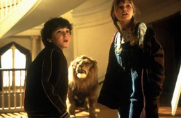 Peter (Bradley Pierce, l.) und Judy (Kirsten Dunst, r.) haben das magische Brettspiel wieder zum Leben erweckt - leider auch einen leibhaftigen L&ouml;wen ...