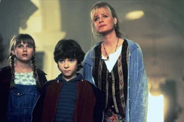 Erleben ein unvergessliches Abenteuer: Sarah (Bonnie Hunt, r.), Judy (Kirsten Dunst, l.) und Peter (Bradley Pierce, M.) ...