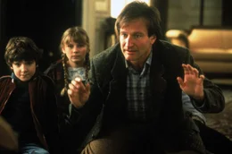 Mit dem Wurf eines W&uuml;rfels wird der zw&ouml;lfj&auml;hrige Alan in das Innere des Brettspiels "Jumanji" gezogen. 26 Jahre sp&auml;ter wird Alan (Robin Williams, r.) von Judy (Kirsten Dunst, M.) und Peter (Bradley Pierce, l.) wieder befreit - und mit ihm eine ganze Schar von Dschungelwesen, die f&uuml;r Chaos in einer Kleinstadt sorgen. Nur, wenn Alan und die Kinder das Spiel beenden, kann Jumanjis Zauber besiegt werden ...