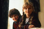 Spielen eine geheimnisvolles Brettspiel, das die Urmacht des Dschungels in sich birgt: Judy (Kirsten Dunst, r.) und Peter (Bradley Pierce, l.) ...