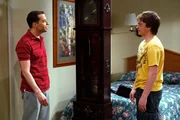 Gemeinsam mit seinem Sohn Jake (Angus T. Jones, r.) macht sich Alan (Jon Cryer, l.) auf die lange Fahrt nach Sacramento, um die geerbte Uhr abzuholen. Er hofft, seinem Sohn während der Fahrt näher zu kommen, doch er muss einsehen, dass Jake eher an Essen, Fernsehen und Autos interessiert ist als sich mit seinem Vater zu unterhalten ... Gemeinsam mit seinem Sohn Jake (Angus T. Jones, r.) macht sich Alan (Jon Cryer, l.) auf die lange Fahrt nach Sacramento, um die geerbte Uhr abzuholen. Er hofft, seinem Sohn während der Fahrt näher zu kommen, doch er muss einsehen, dass Jake eher an Essen, Fernsehen und Autos interessiert ist als sich mit seinem Vater zu unterhalten ...