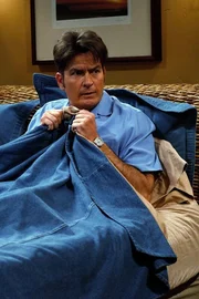 Leidet unter Schlaflosigkeit: Charlie (Charlie Sheen) ... Leidet unter Schlaflosigkeit: Charlie (Charlie Sheen) ...