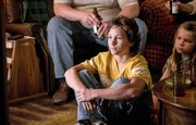 Noch ahnt Georgie (Montana Jordan) nicht, dass sein Bruder ihm mal wieder die Show stehlen wird und dieses Mal sogar auf seinem Terrain, dem Football ... Noch ahnt Georgie (Montana Jordan) nicht, dass sein Bruder ihm mal wieder die Show stehlen wird und dieses Mal sogar auf seinem Terrain, dem Football ...