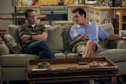 M&auml;nnergespr&auml;che: Alan (Jon Cryer, l.) und Charlie (Charlie Sheen, r.) ...
