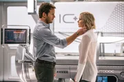Jim Preston (Chris Pratt, l.); Aurora Lane (Jennifer Lawrence, r.)