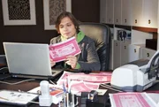 Bruno (Tim Sander) l&auml;sst nichts unversucht, um die Re-Fresh-Pr&auml;sentation zu retten. Das Schweigegeld f&uuml;r Angelina, in Form von Amendola-Aktien, f&auml;lscht er wie der Teufel am Computer.