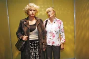 Helga (Ulrike Mai, r.) nimmt Agnes' (Susanne Szell, l.) Warnungen vor deren Zwillingsschwester Lotte nicht ernst.