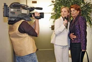 Sophie (Gabrielle Scharnitzky, r.) wird unverhofft von der Journalistin Karen Stemmler (Cathlen Gawlich, M.) mit dem Erfolg der Re-Fresh-Linie konfrontiert.