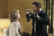 Iris Beckley (Ellen Crawford) wird bewusst, dass mit Patrick Logan (John Barrowman) nicht zu spa&szlig;en ist.