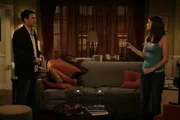 Weil er von Victoria keinen Anruf erhält, entschließt sich Ted (Josh Radnor, l.), Robin (Cobie Smulders, r.) einen Besuch abzustatten ... Weil er von Victoria keinen Anruf erhält, entschließt sich Ted (Josh Radnor, l.), Robin (Cobie Smulders, r.) einen Besuch abzustatten ...