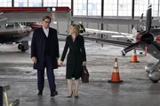 Anders als sonst, m&uuml;ssen Bull (Michael Weatherly, l.) und Marissa (Geneva Carr, r.) gegen eine gute Bekannte und Kollegin arbeiten: W&auml;hrend Bulls Team die Fallschirm-Firma vertritt, vertritt Liberty Davis diesmal die Gegenseite, die Witwe des verung&uuml;ckten Gouverneurs ...
