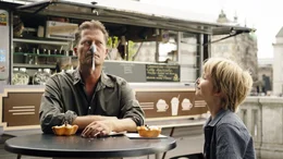 Kurt (Til Schweiger, l.); Kurt (Levi Wolter, r.)