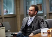 Wird von seinem Vater gebeten, bei der Aufklärung eines Mordfalles behilflich zu sein: Sherlock Holmes (Jonny Lee Miller) ... Wird von seinem Vater gebeten, bei der Aufklärung eines Mordfalles behilflich zu sein: Sherlock Holmes (Jonny Lee Miller) ...
