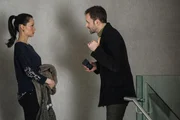 Gemeinsam versuchen sie einen neuen Fall zu lösen: Sherlock Holmes (Jonny Lee Miller, r.) und Joan Watson (Lucy Liu, l.) ... Gemeinsam versuchen sie einen neuen Fall zu lösen: Sherlock Holmes (Jonny Lee Miller, r.) und Joan Watson (Lucy Liu, l.) ...