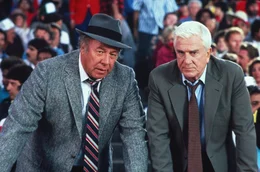 Ed Hocken (George Kennedy, l.) und Frank Drebin (Leslie Nielsen, r.) suchen im weiten Rund des Baseballstadions nach dem Attent&auml;ter ...