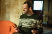 Ein neuer Fall wartet auf Sherlock Holmes (Jonny Lee Miller) ... Ein neuer Fall wartet auf Sherlock Holmes (Jonny Lee Miller) ...