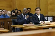 Bull (Michael Weatherly, r.) nutzt den Hang seines Klienten Jules Caffrey (Isaiah Washington, vorne l.), im Gerichtssaal sehr theatralisch aufzutreten und l&auml;sst ihn sich selbst verteidigen. Doch war das wirklich eine gute Idee?