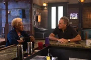 Loretta Wade (CCH Pounder, l.); Dwayne Pride (Scott Bakula, r.)